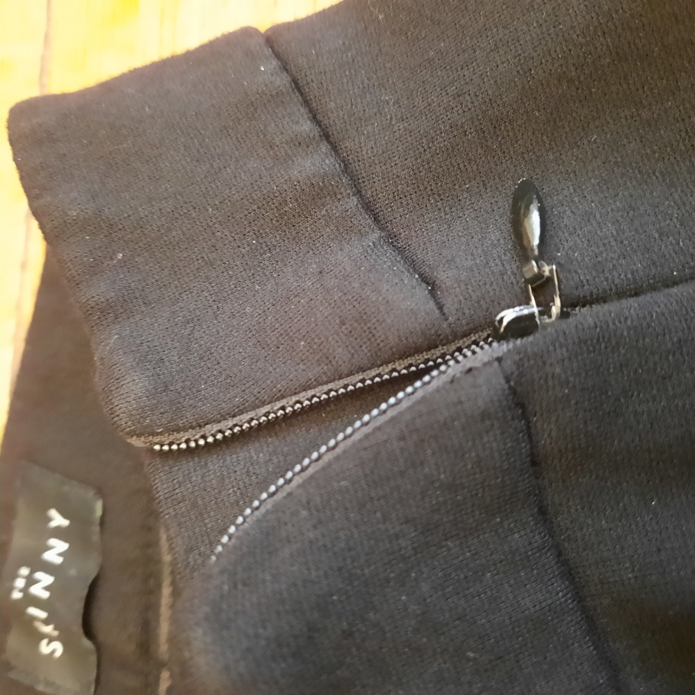 Sleek Black Leggings with Modern Zipper Accent